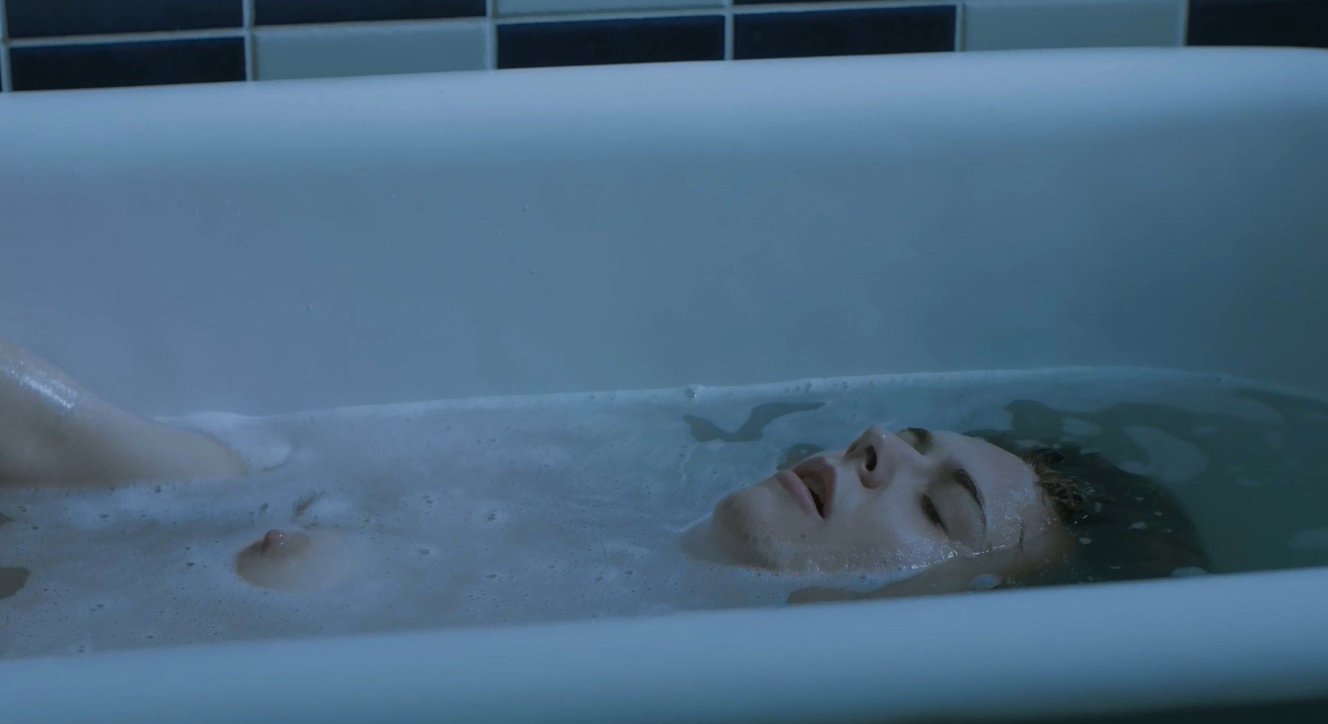 alexa-jeanne-dube dans le bain dans le film Oui mais non